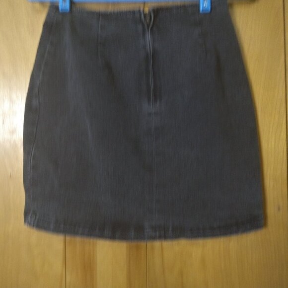Wild Fable Women's Size 2 Black Wash Denim Mini Skirt Notch Front Classic Casual - Picture 4 of 4